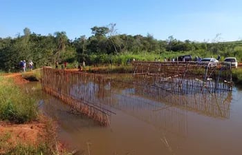Estado de abandono en el que quedó la construcción del puente sobre el arroyo Guazú en la colonia Carro Cue del distrito de Curuguaty.
