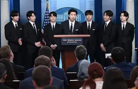 El popular grupo coreano de música pop, BTS. Ofrecieron una conferencia desde la Casa Blanca, tras una reunión con el presidente de EE.UU., Joe Biden. (AFP)