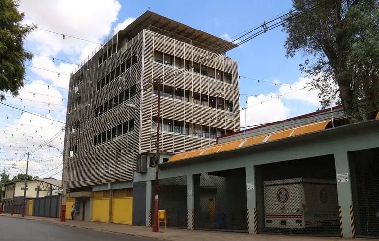 Fachada principal de la fábrica de embutidos Ochsi en la ciudad de San Lorenzo (Paraguay).