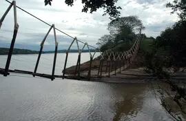 El puente colgante que fue utilizado durante más de cien años por la comunidad Yaguarazapá, actualmente distrito de Capitán Meza.
