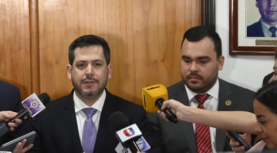 Raúl Latorre, presidente de la Cámara de Diputados, y a la derecha, Máximo Medina, director interino de Recursos Humanos.