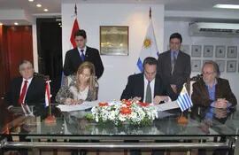 la-diplomatica-marisol-saldivar-y-el-embajador-uruguayo-federico-perazza-firman-el-documento-de-trabajo--213542000000-1131498.jpg