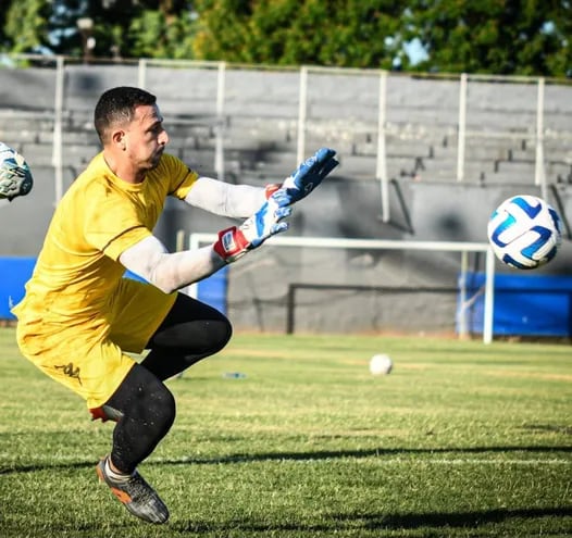 Seguridad. Héctor Espínola, que llegó para esta temporada, se prepara para controlar el balón durante el entrenamiento.