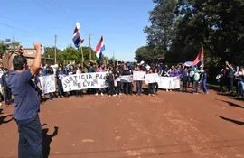 Pobladores se manifiestan exigiendo justicia para Elva Bogado Riveros, de Capiitindy, Abaí.