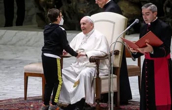 El joven Paolo Junior, de 10 años, se acerca al papa Francisco para pedirle el solideo, el cubrecabeza de terciopelo que llevan diversas dignidades eclesiásticas.
