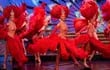 Bailarinas actúan en el escenario durante un espectáculo en el cabaret musical Moulin Rouge de París.