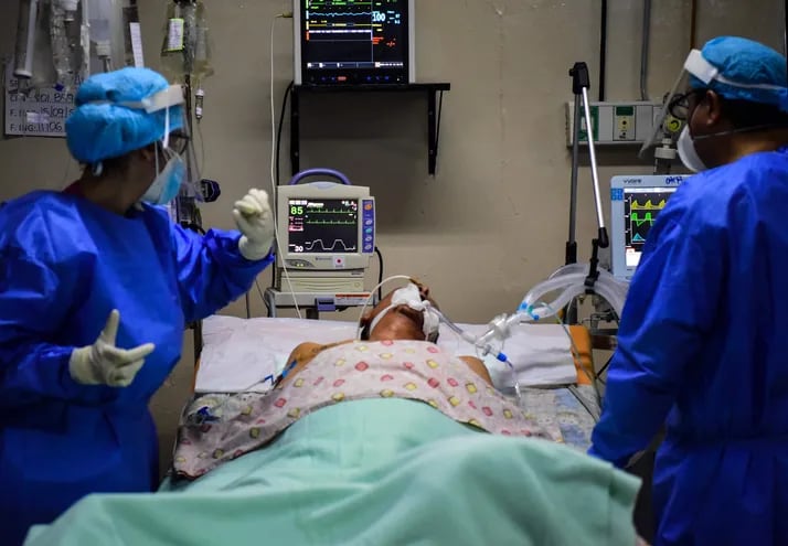 Un paciente con Covid-19 es asistido en terapia intensiva del Hospital de Clínicas, en San Lorenzo.