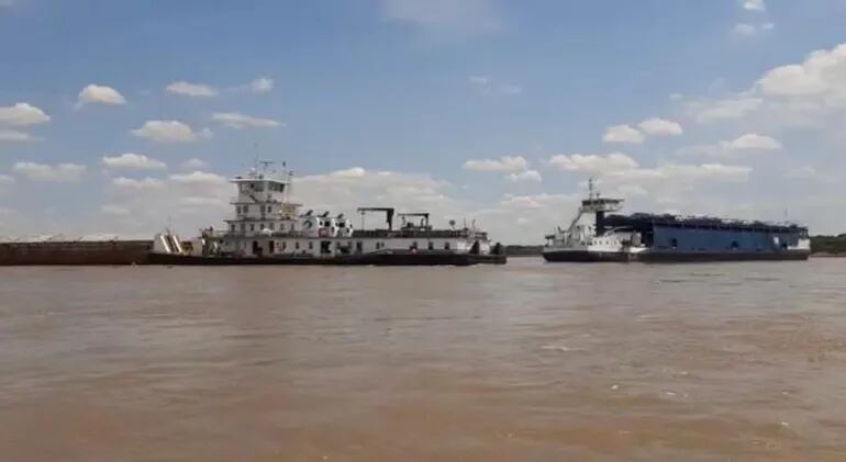 Dos embarcaciones, en el paso difícil, Vuelta Queso, km 61, del río Paraguay