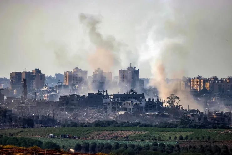 Vista de la franja de Gaza bajo fuego.