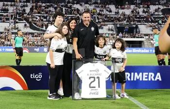 Homenaje a Antolín Alcaraz, que posa junto a su familia y la camiseta por los 21 años de carrera.