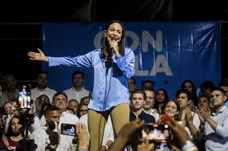 La exdiputada Maria Corina Machado celebra junto a aliados y seguidores en las primeras horas de este lunes los resultados ofrecidos por la comisión de elecciones primarias, en Caracas (Venezuela). La exdiputada María Corina Machado es la gran triunfadora de las primarias opositoras de este domingo en Venezuela, con el 93,13 % de los votos, con un 26,06 % de las actas escrutadas, de unas votaciones en las que los venezolanos eligieron a quien debe enfrentarse al chavismo en las presidenciales de 2024. EFE/ Miguel Gutiérrez