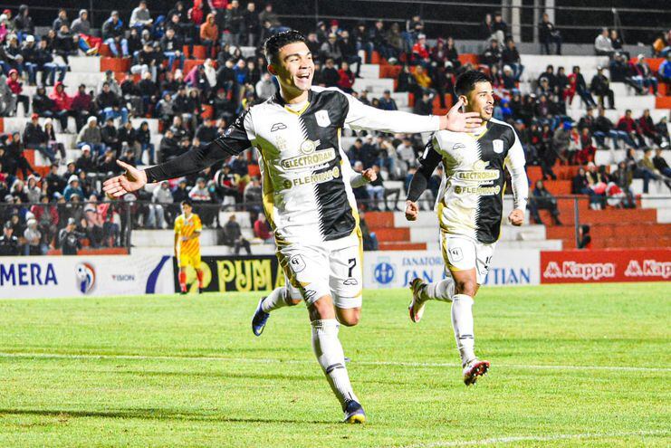Iván Valdez festeja su gol en el Ka'arendy, fue la gran figura de Tacuary