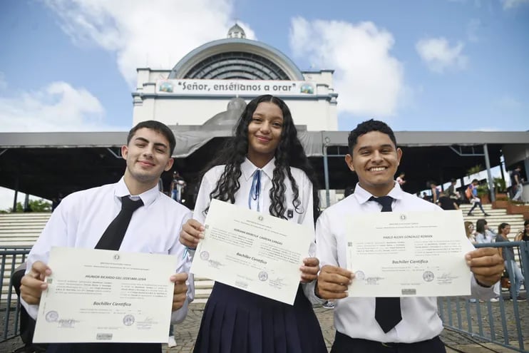 Jhunior Gill, Adriana Cabrera y Pablo González, flamantes graduados del colegio, fueron a agradecer a la virgen de Caacupé.