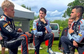 Fabrizio Zaldívar (d) junto a Ott Tanak (i) durante una charla entre piloto de Hyundai Motorsport.