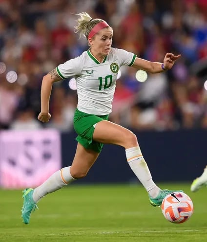 Denise O'Sullivan, futbolista de la selección de Irlanda que ayer sufrió una dura entrada de una jugadora de la selección colombiana.