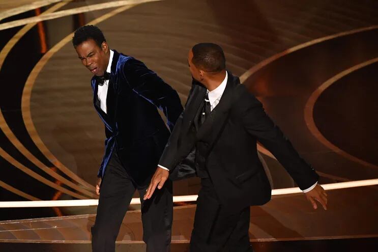 Will Smith le encaja la famosa bofetada a Chris Rock durante la edición número 94 de los premios Óscar, en el año 2022.
