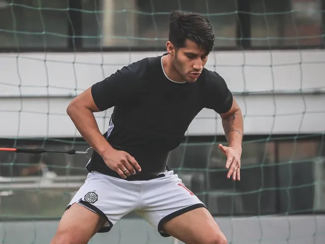 Iván Torres, concentrado en el entrenamiento de Olimpia en el a Villa.