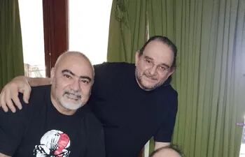 Dany Zayas y Kike Olmedo llevaron a Enrique “Tata” Ferreira el premio “Mono de Platino”, en homenaje a su trayectoria.