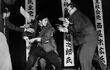 Inejiro Asanuma apuñalado por Otoya Yamaguchi. Imagen capturada por Yasushi Nagao (1930-2009), quien ganó con ella el Premio Pulitzer de Fotografía en 1961.