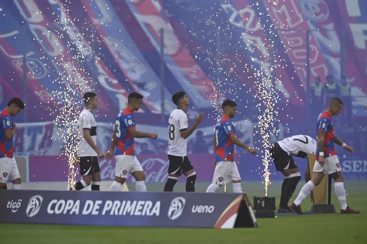 Los jugadores de Cerro Porteño y Olimpia ingresan al campo de juego para el superclásico del fútbol paraguayo por la sexta fecha del torneo Clausura 2023 en el estadio La Nueva Olla, en Asunción.