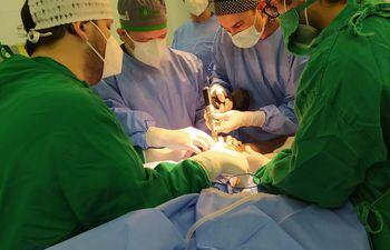 Profesionales intervienen en una cirugía de mano a un paciente en el Hospital de Clínicas.