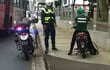 Unas 25 personas a bordo de motos y en infracción ya fueron multadas hoy por agentes de la Policía Municipal de Tránsito de Asunción.