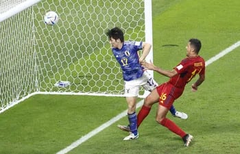 Ao Tanaka (i) de Japón anota un gol, en un partido de la fase de grupos del Mundial de Fútbol Qatar 2022 entre Japón y España en el estadio Internacional Jalifa en Doha (Catar). EFE/ Rodrigo Jiménez