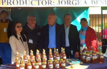 El Gobernador de Guairá, Carlos Barreto (ANR), junto a funcionarios del MAG y apicultores guaireños, durante la exhibición del producto.