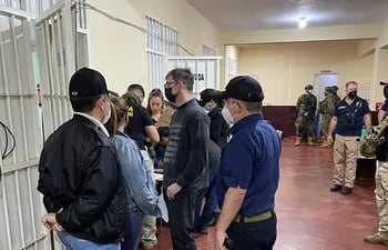 Momento del allanamiento dentro de la Penitenciaría de Pedro Juan Caballero, hoy.