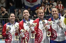 Jazmín Mercado, “Matu” Peralta, Caro Cáraves y Paola Ferrari sonríen mientras sostienen sus medallas de plata. La selección paraguaya de basket 3x3 quedó en el segundo lugar en la categoría femenina.