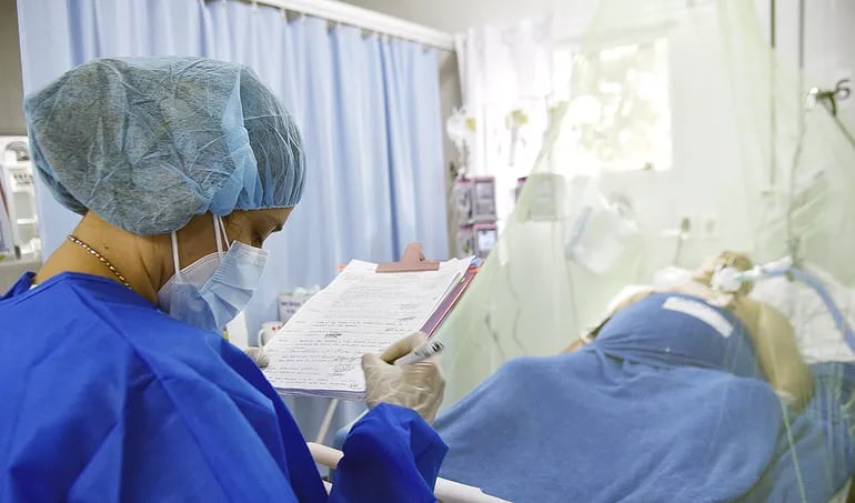 Cumpliendo horas extras y horarios nocturnos, los profesionales de enfermería hacen frente a la pandemia del covid.