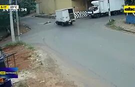 Video: Un camión chocó contra una motocicleta