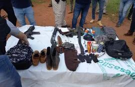 Armas, escritos y otras evidencias fueron incautados durante el operativo del grupo táctico de la Policía Nacional.