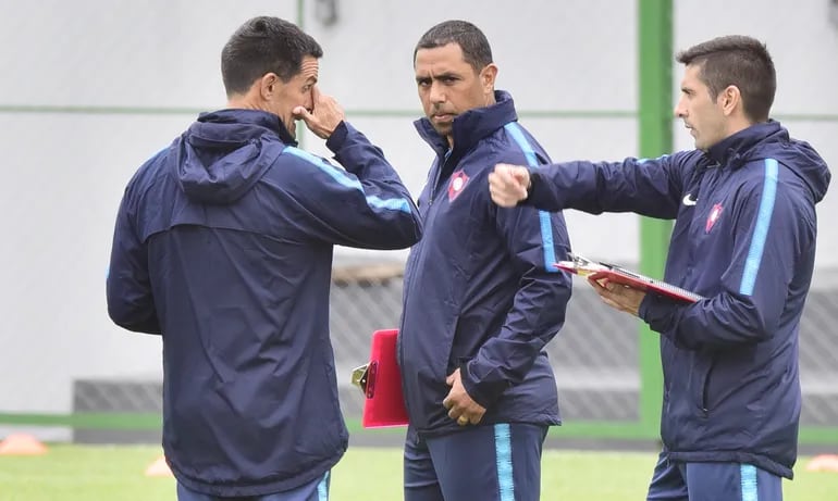 Qué cara la de Jorge Achucarro, en medio del técnico Víctor Bernay en la conversación con José “Mingo” Salcedo.