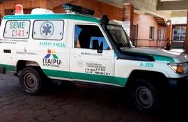 La ambulancia del Servicio de Emergencias Médica Extrahospitalaria (SEME) estaba ayer en el estacionamiento del hospital.