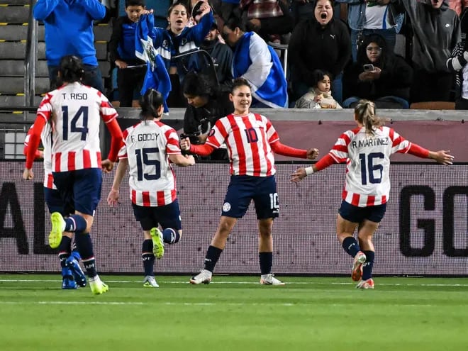 Jessica Martínez (19), futbolista de la selección paraguaya, celebra un gol en el partido frente a El Salvador por la tercera fecha del Grupo C de la Copa Oro Femenina 2024 de la Concacaf en el estadio Shell Energy, en Houston, Texas.