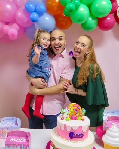 Joseca Báez y Flopy Conde con su pequeña hija Dakota, el día del segundo cumpleaños de la niña.