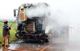 bomberos-voluntarios-efectuan-los-trabajos-para-controlar-el-fuego-que-arraso-con-la-cabina-del-camion--01535000000-1077264.jpg