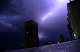 Fotografía de un rayo captado anoche durante la tormenta que azotó gran parte del país.