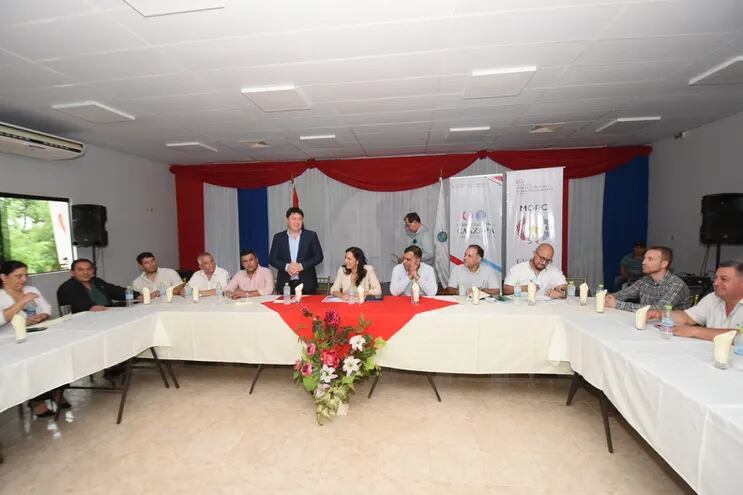 El gobernador de Caazapá, Cristian Acosta, durante la reunión con la ministra de Obras Públicas, Claudia Centurión.