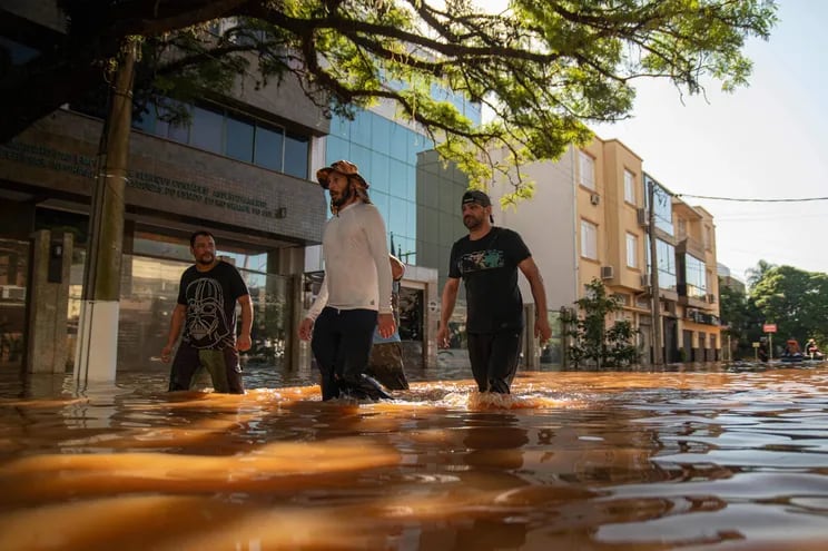 Un grupo de personas participa en las tareas de rescate el lunes en Porto Alegre, luego de la inundación de gran parte de esa ciudad a causa de lluvias torrenciales.