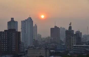 Asunción amaneció ayer con un denso humo que proviene de incendios forestales que se registran en Argentina.