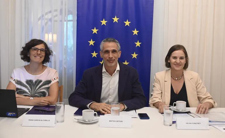 Diana García jefa adjunta, Matteo Sirtori, jefe de cooperación y Helen Conefrey, asesora en educación, representantes de la Unión Europea en el país.