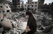 Una mujer en los escombros de una casa en la Ciudad de Gaza, este lunes.