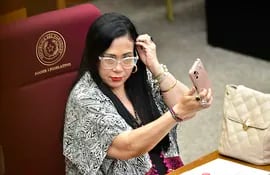 La senadora Norma Aquino tendrá que desbloquear a la abogada que planteó un amparo constitucional en su contra.