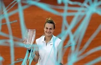 Belarus' Aryna Sabalenka poses with her trophy after beating Australia's Ashleigh Barty during their 2021 WTA Tour Madrid Open tennis tournament singles final match at the Caja Magica in Madrid on May 8, 2021. (Photo by OSCAR DEL POZO / AFP)