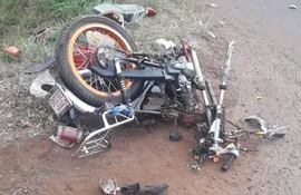 La motocicleta de la víctima fatal quedó destrozada a raíz del violento choque.