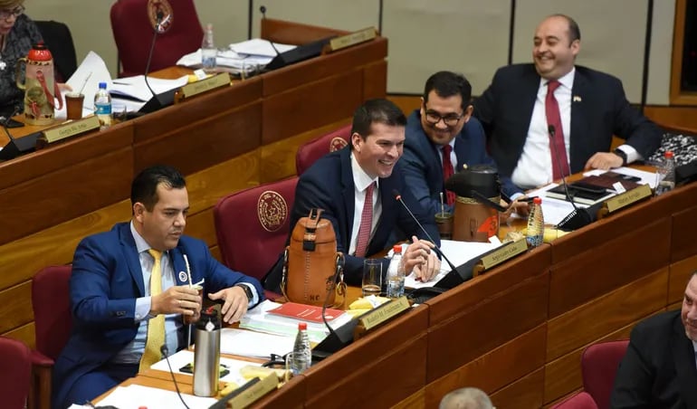 Los senadores colorados que apoyaron  el autobandidaje Rodolfo Friedmann, Sergio Godoy, Martín Arévalo y Arnaldo Franco.