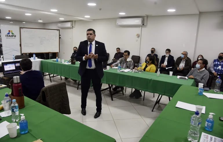 El director financiero de Itaipú, Fabián Domínguez, expuso ante representantes de Fetrasep.