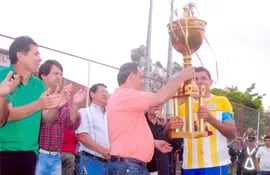 braulio-perez-dirigente-de-la-liga-sanlorenzana-hace-entrega-del-trofeo-a-miguel-vazquez-capitan-del-12-de-octubre-campeon-del-torneo--220020000000-1368827.jpg